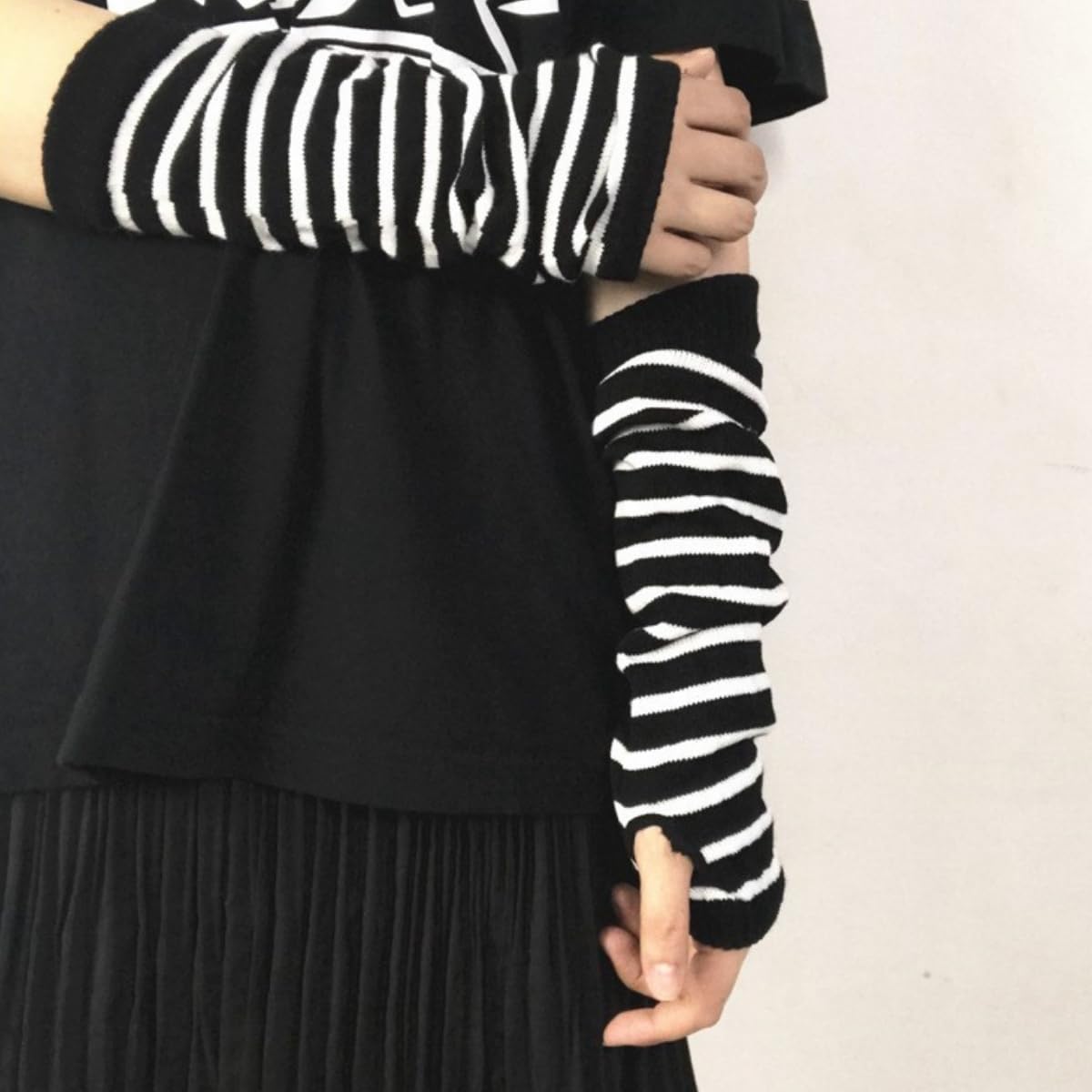 VTTDB Arm covers cute women kawaii japanese harajuku Goth Half Finger Knitted Arm Warmer Y2K Gloves Arm Sleeve for girl (black)