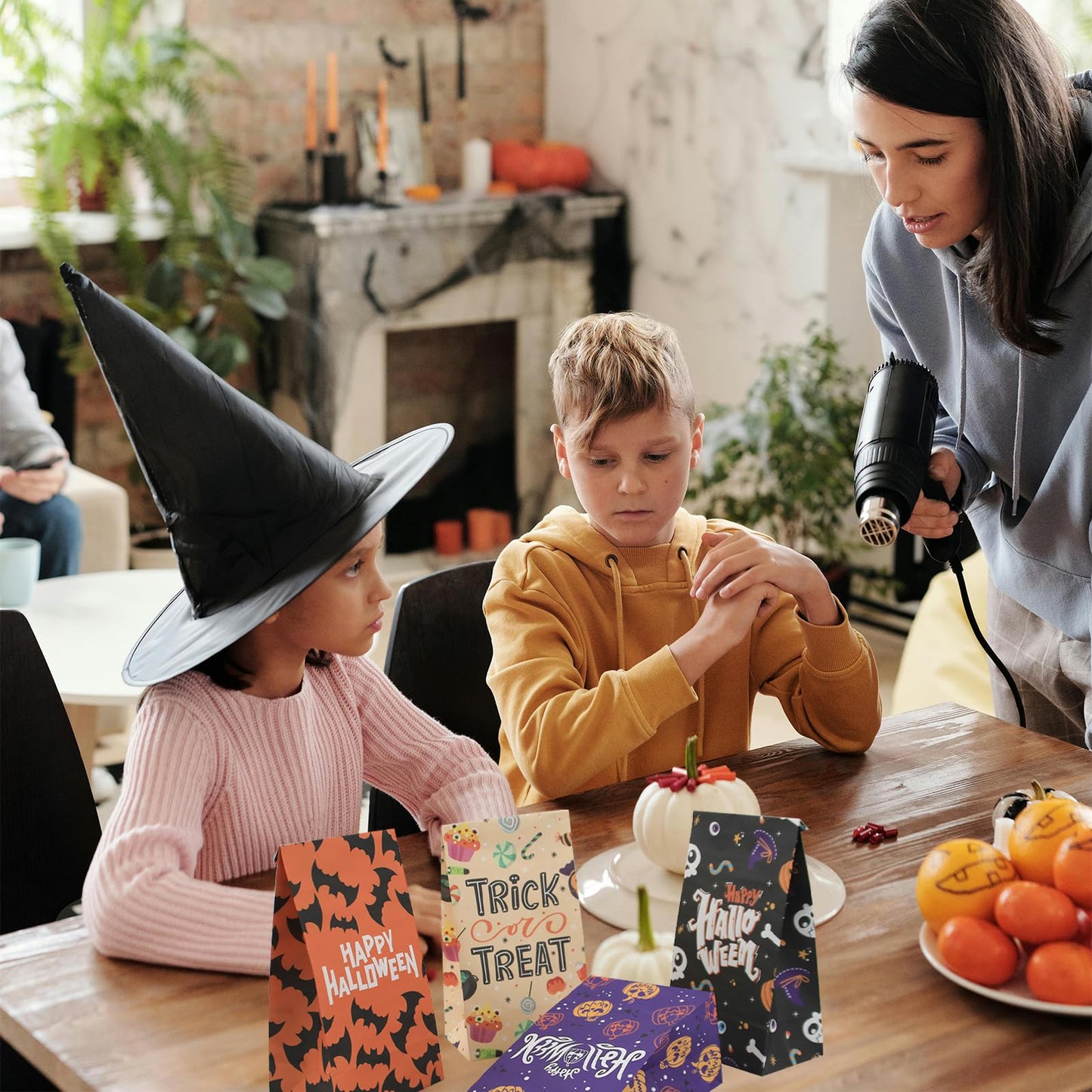 Whiosyrt 24 Pcs Halloween Treat Bags(With 24 Pcs Sealing Stickers) Paper Candy Bag Party Favors, Trick or Treat Goody Gift Treat Bags, Bulk Candy Bag for Party Supplies