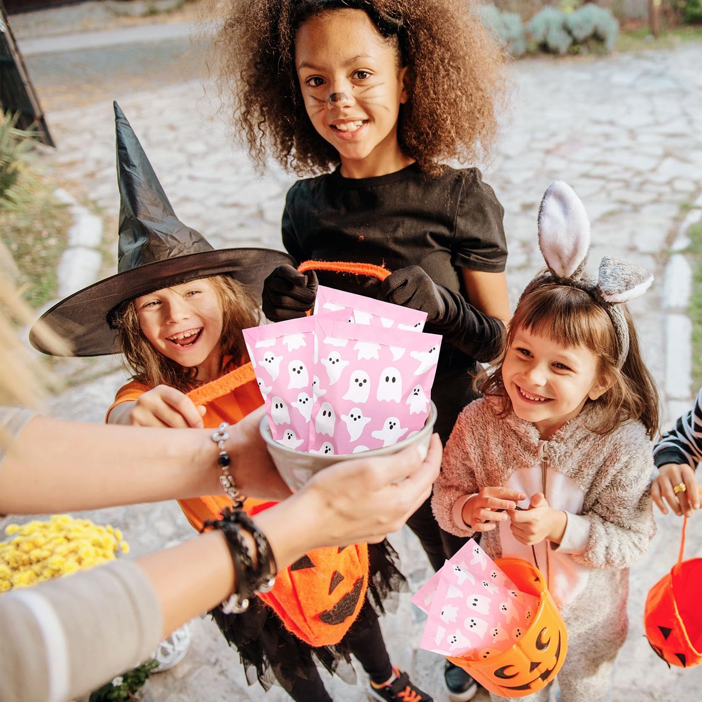 Whaline 100Pcs Halloween Treat Bags 5 x 7.3in Pink White Ghost Candy Goodie Bags Cute Party Favor Snack Bag Buffet Paper Bag for Chocolate Cookie Goodies Party Favor