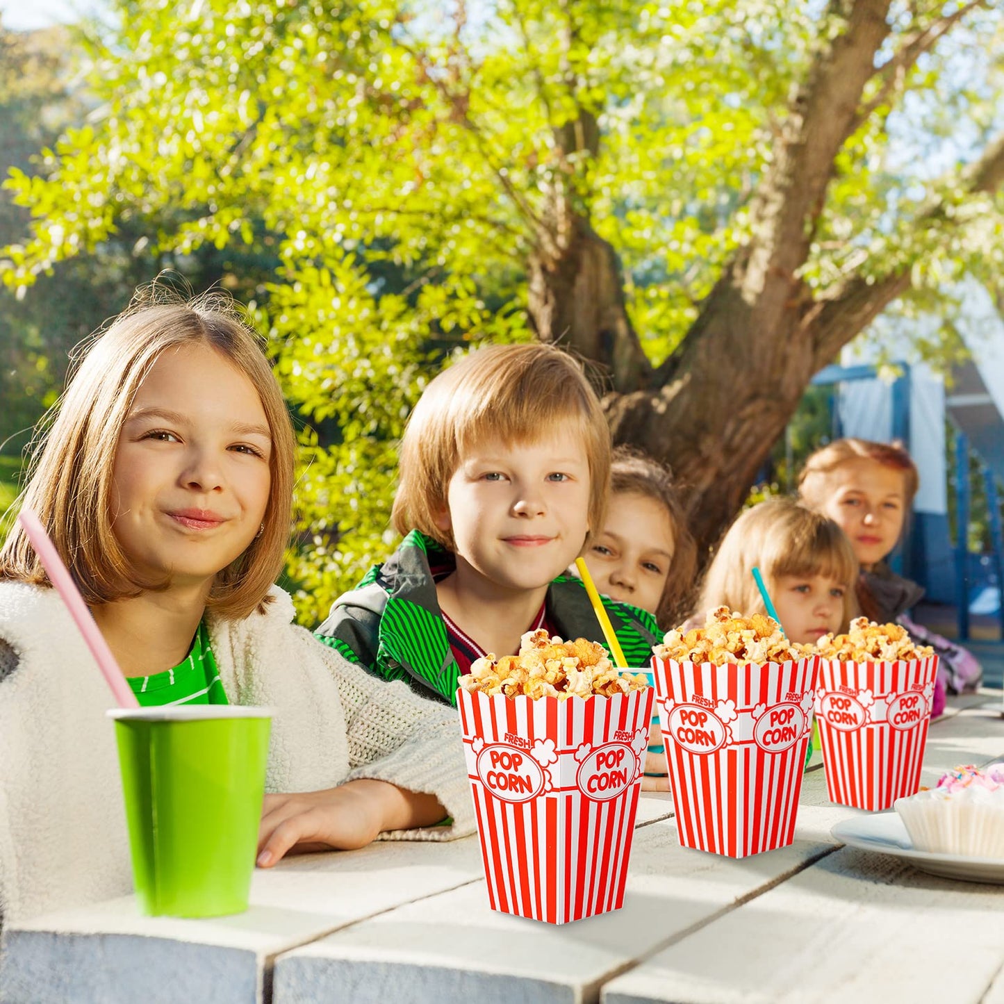 Xinnun 100 Pcs Popcorn Boxes 32oz Classic Stripe Paper Buckets Disposable Oil Proof Popcorn Container Retro Open Top Box for Movie Night Supplies Theaters Carnival Birthday Party(Red and White)