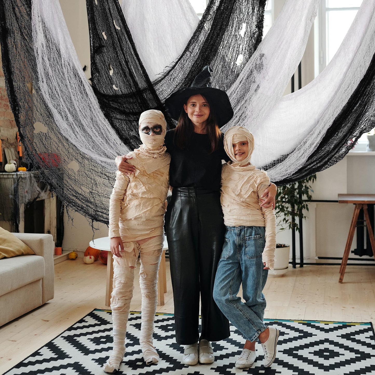 5 Pcs Halloween Creepy Cloth, 30 x 72 Inch Scary Spooky Fabric Cloth, Freaky Loose Weave Fabric Creepy Gauze for Halloween Party Decoration (3 Black + 2 White)