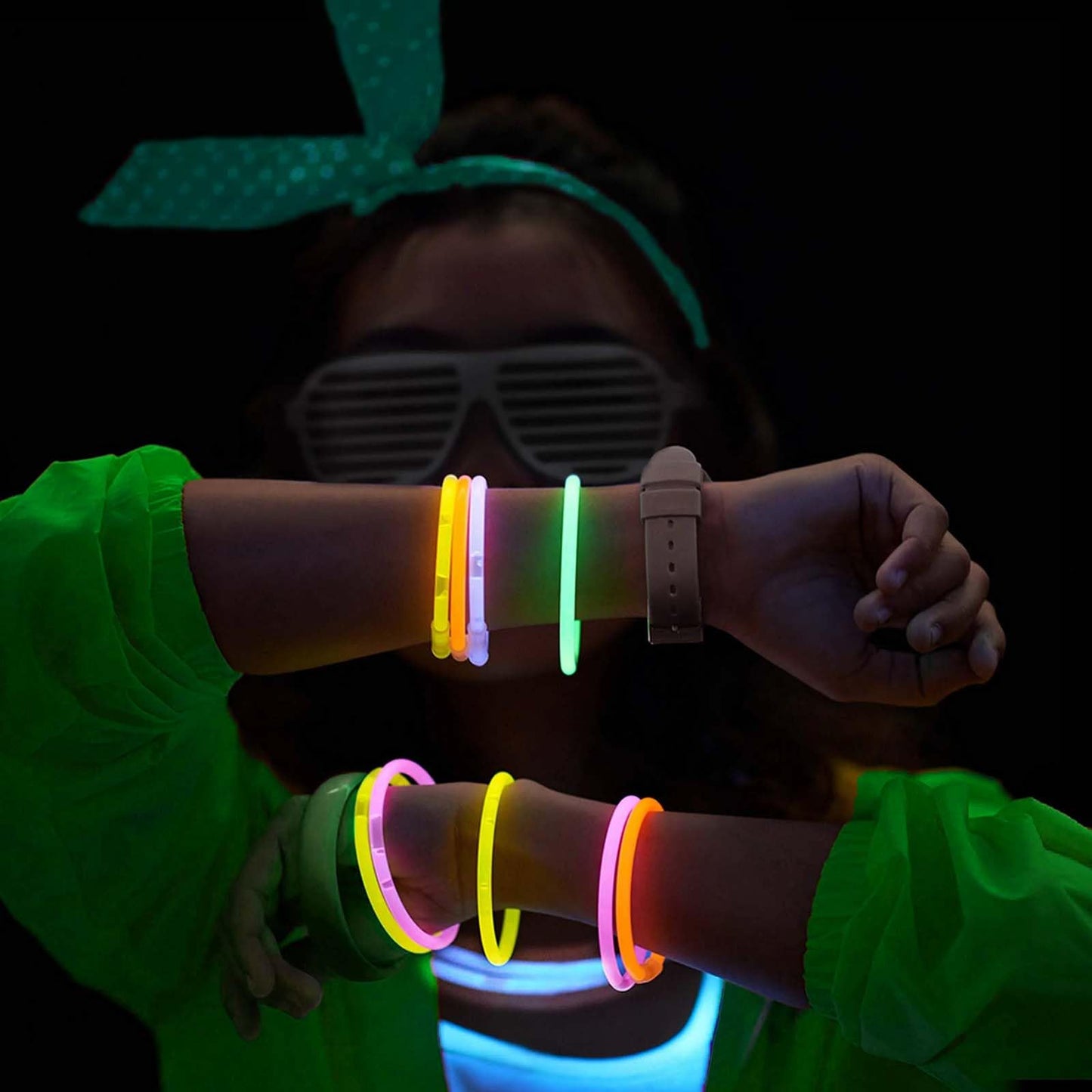 100PCS Glow Sticks Bulk Party Pack, Halloween Glow Sticks For Kids Camping, Glow In The Dark Sticks,8” Glow Party Supplies Bracelets with Connectors