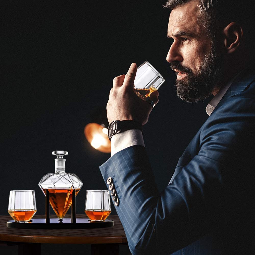 Whiskey Decanter Diamond shaped With 2 Diamond Glasses & Mahogany Wooden Holder – Elegant Handcrafted Crafted Glass Decanter For Liquor, Scotch, Rum, Bourbon, Vodka, Tequila – Great Gift Idea – 750ml