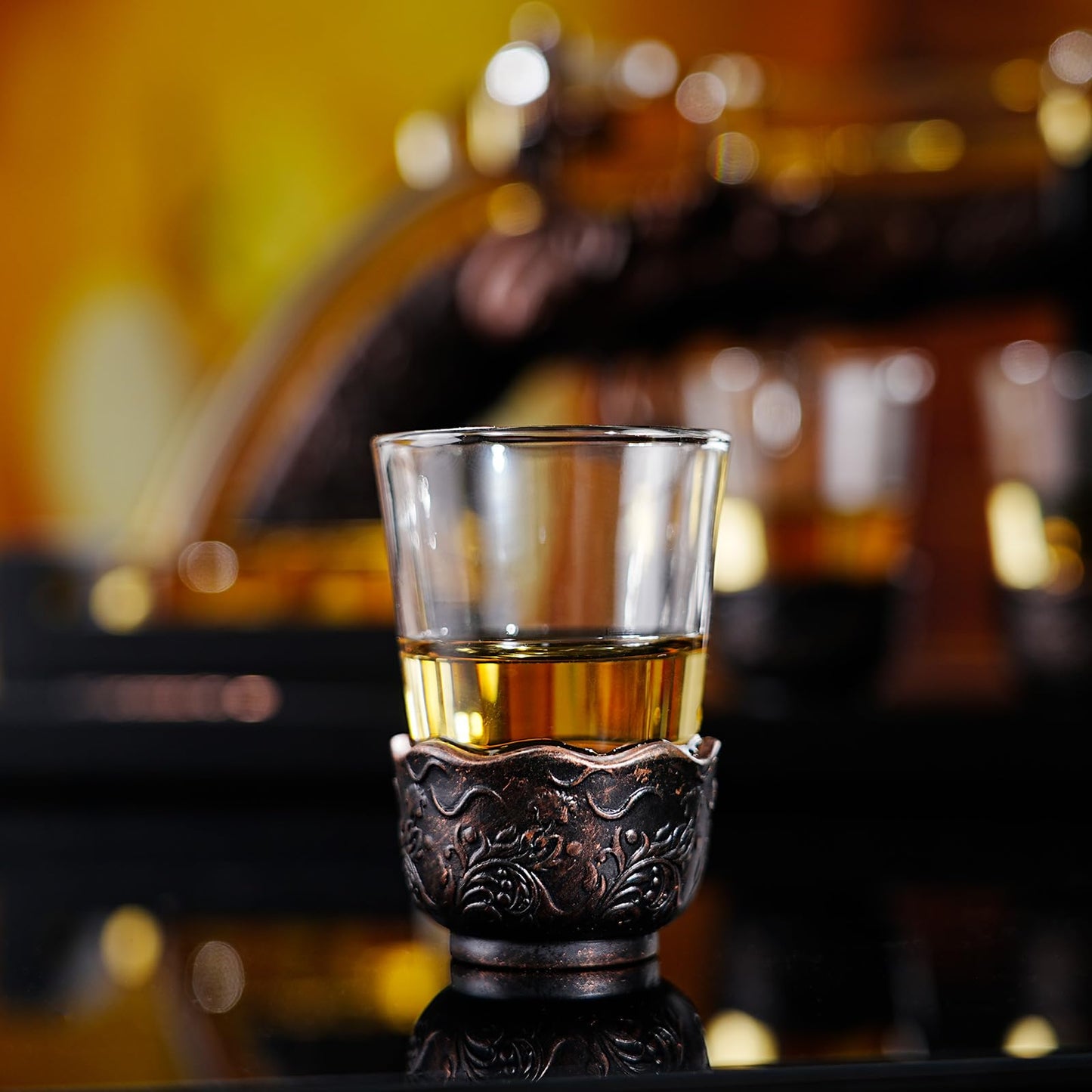 VYLPM Gun Whisky Decanter Set with 4 Shot Glasses,Cool,Unique Gifts for Men Dad Boyfriends,Liquor Gun Decanter Set A Great Addition to Home Bar,Gun Liquor Dispenser Fun Conversation Starter