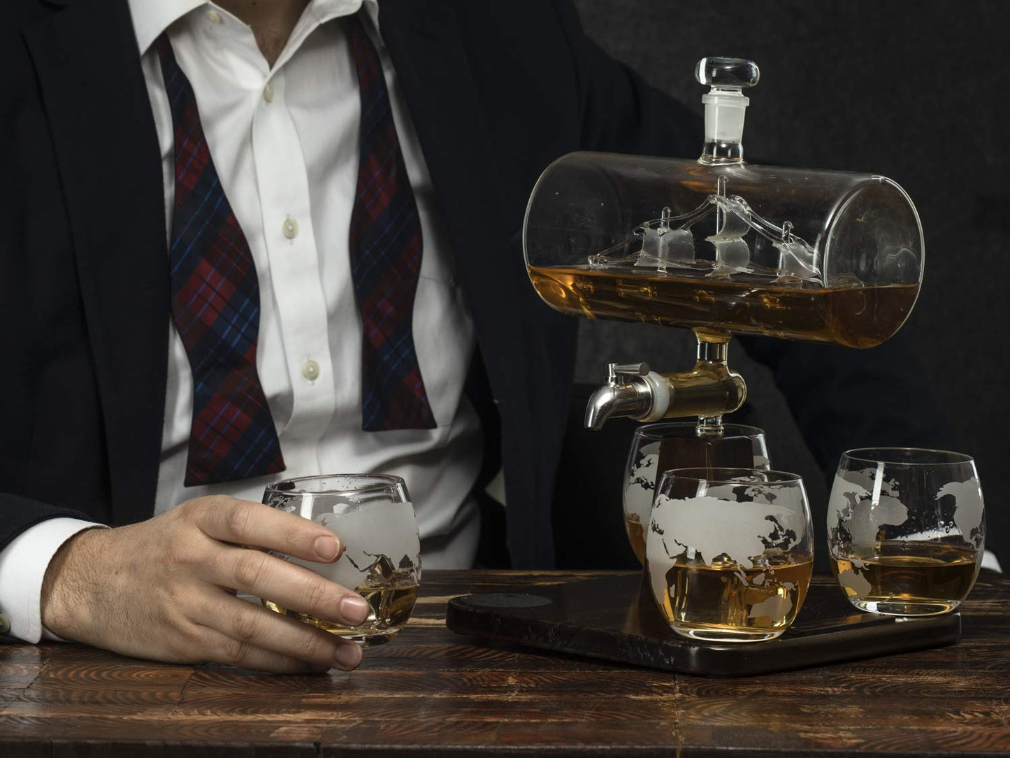 Whiskey Decanter Globe Set with 4 Etched Whiskey Glasses - for Liquor Scotch Bourbon Vodka, Gifts For Men - 1250ml Unique Ship Sails Set for Home Bar, Bourbon, Birthday Gift for Dad